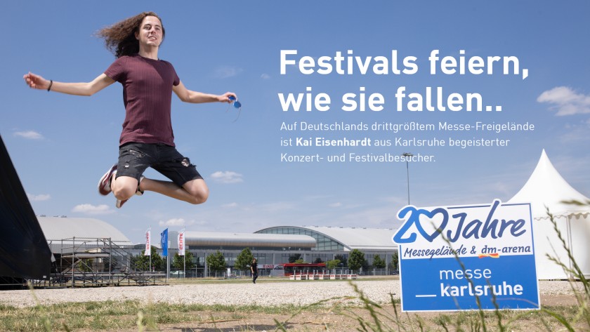 Junger Mann springt in die Luft vor dem Messegelände Karlsruhe, rechts unten im Bild steht ein Schild mit der Aufschrift 20 Jahre Messegelände und dm-arena