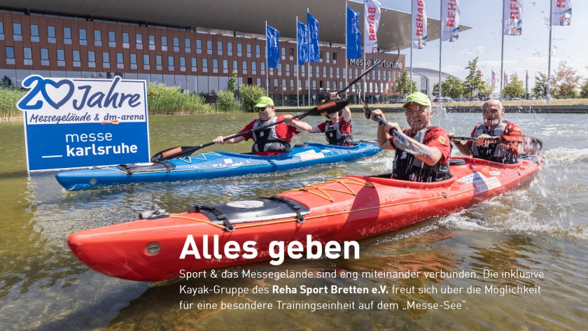 Messe-See vor dem Messegelände von Karlsruhe indem eine Kayak-Gruppe von je zwei Personen in einem Kayak in einem roten und blauen Kayak über den See patteln