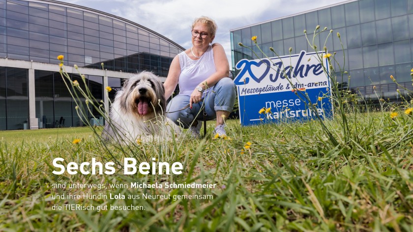 Eine Dame mit ihrer Hündin sind gemeinsam im Atrium des Messegelände Karlsruhe zu sehen