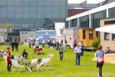 Auf der Grünfläche des Atriums werden verschiedenen Tiny-Houses präsentiert 