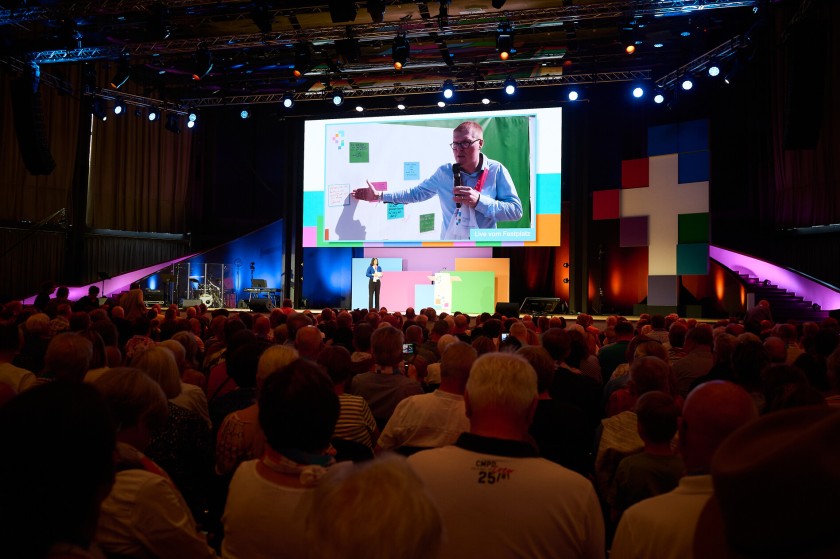 Ein Speaker hält einen Vortrag auf dem Kirchentag der Neuapostolischen Kirche Süddeutschlands 