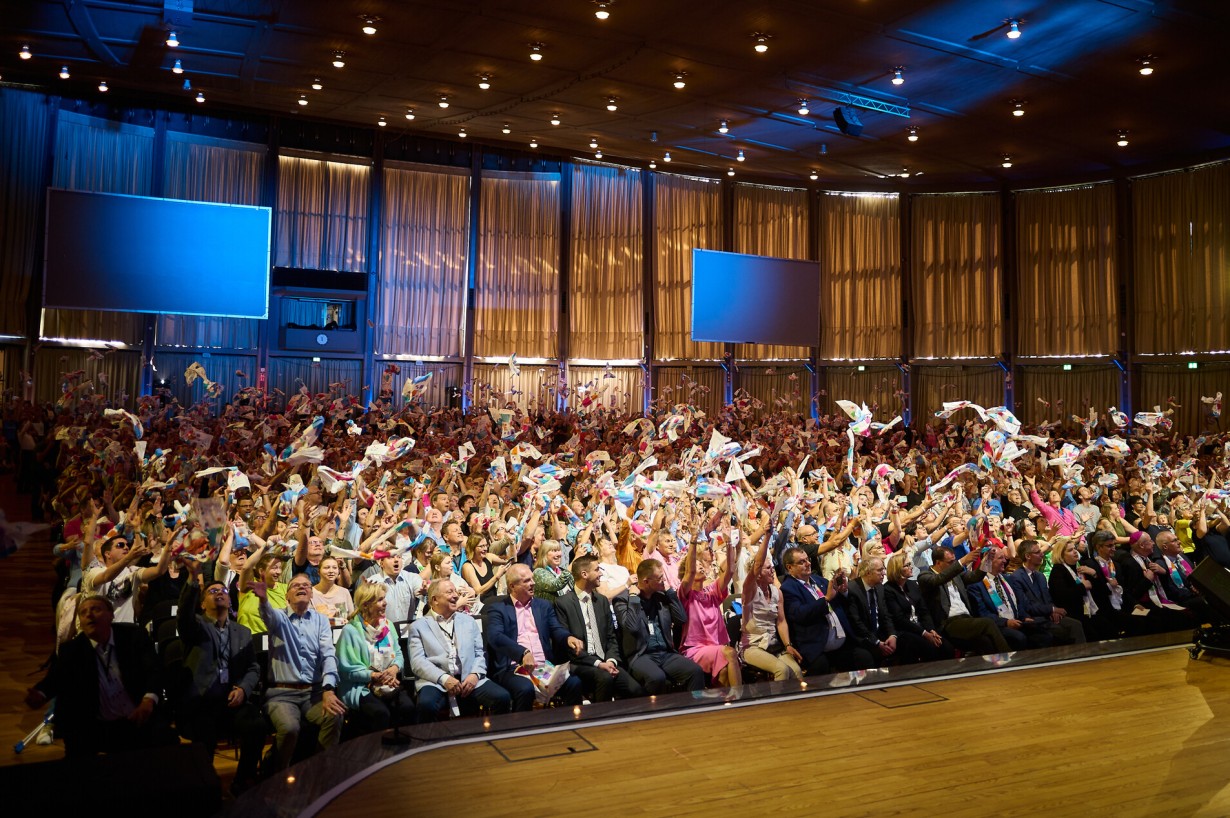 Volle Zuhörerränge in der Schwarzwaldhalle bei dem Süddeutschen Kirchentag 