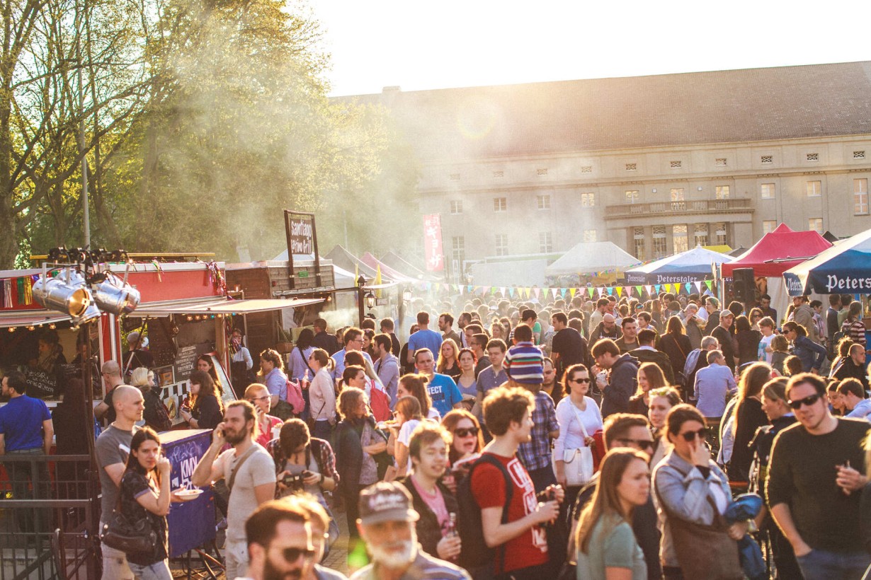 Food Trucks und Menschen auf dem Festplatz