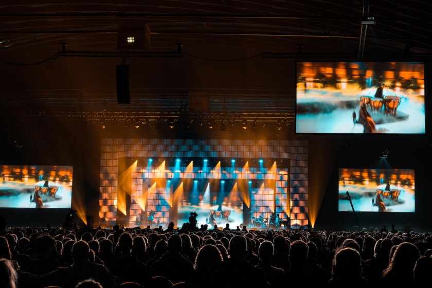 Bühnenshow in der dm-Arena beim Willow Creek Leitungskongress 