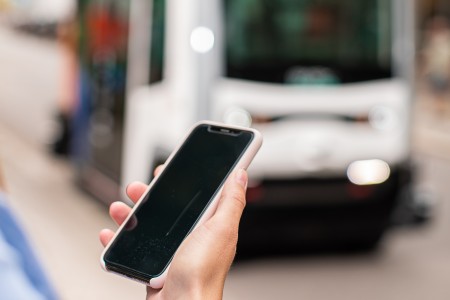 Handy in der Hand während der Smart Mobility Talks auf der Messe IT - TRANS 