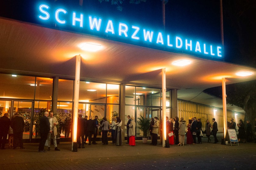 Beleuchtete Schwarzwaldhalle bei Nacht 