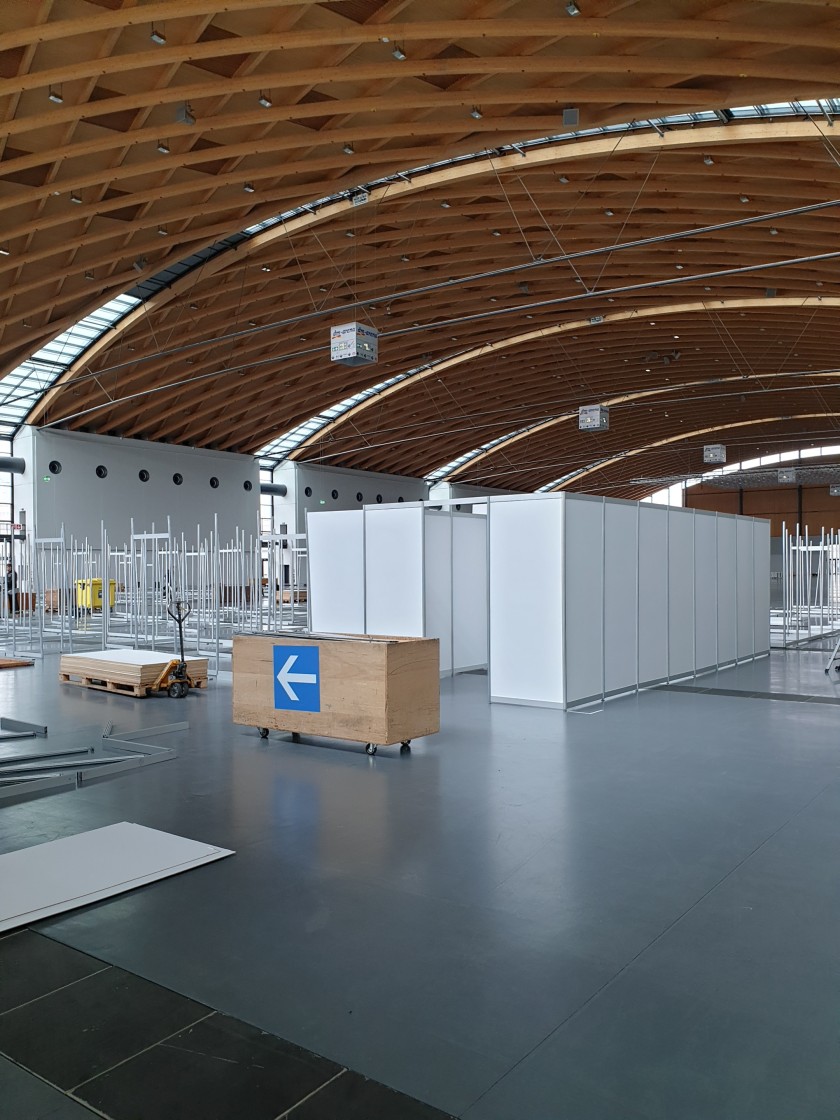 In der Messehalle werden Unterkünfte für Flüchtlinge aufgebaut. 