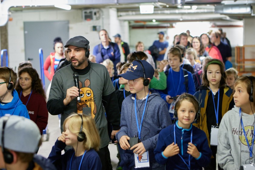 Veranstaltungstechniker Benjamin Lamprecht führte die Kinder hinter die Kulissen (Credit: Messe Karlsruhe/ Matthias Trenn)