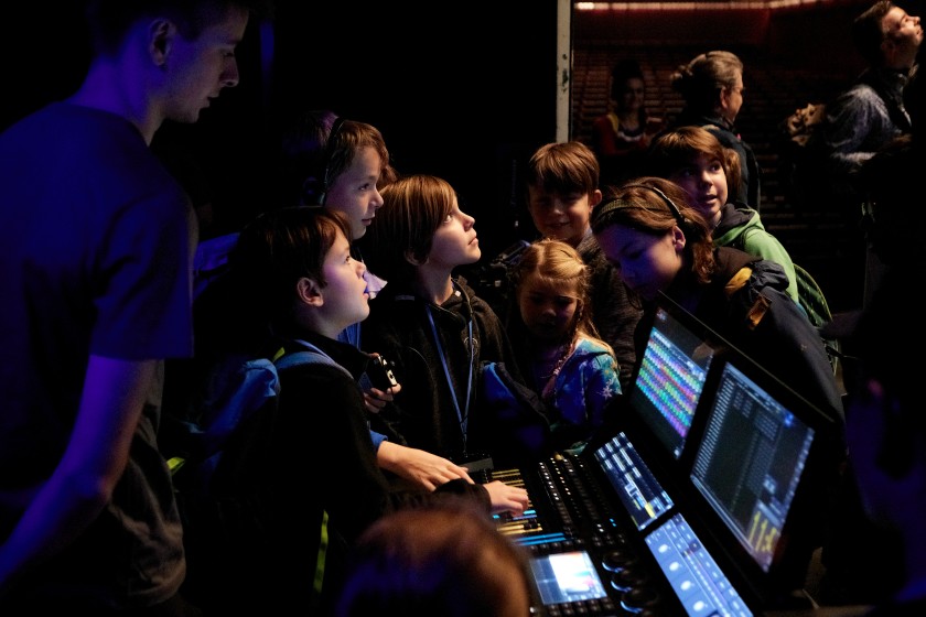 Die Kinder konnten den Beruf des Veranstaltungstechnikers hautnah erleben (Credit: Messe Karlsruhe/ Matthias Trenn)
