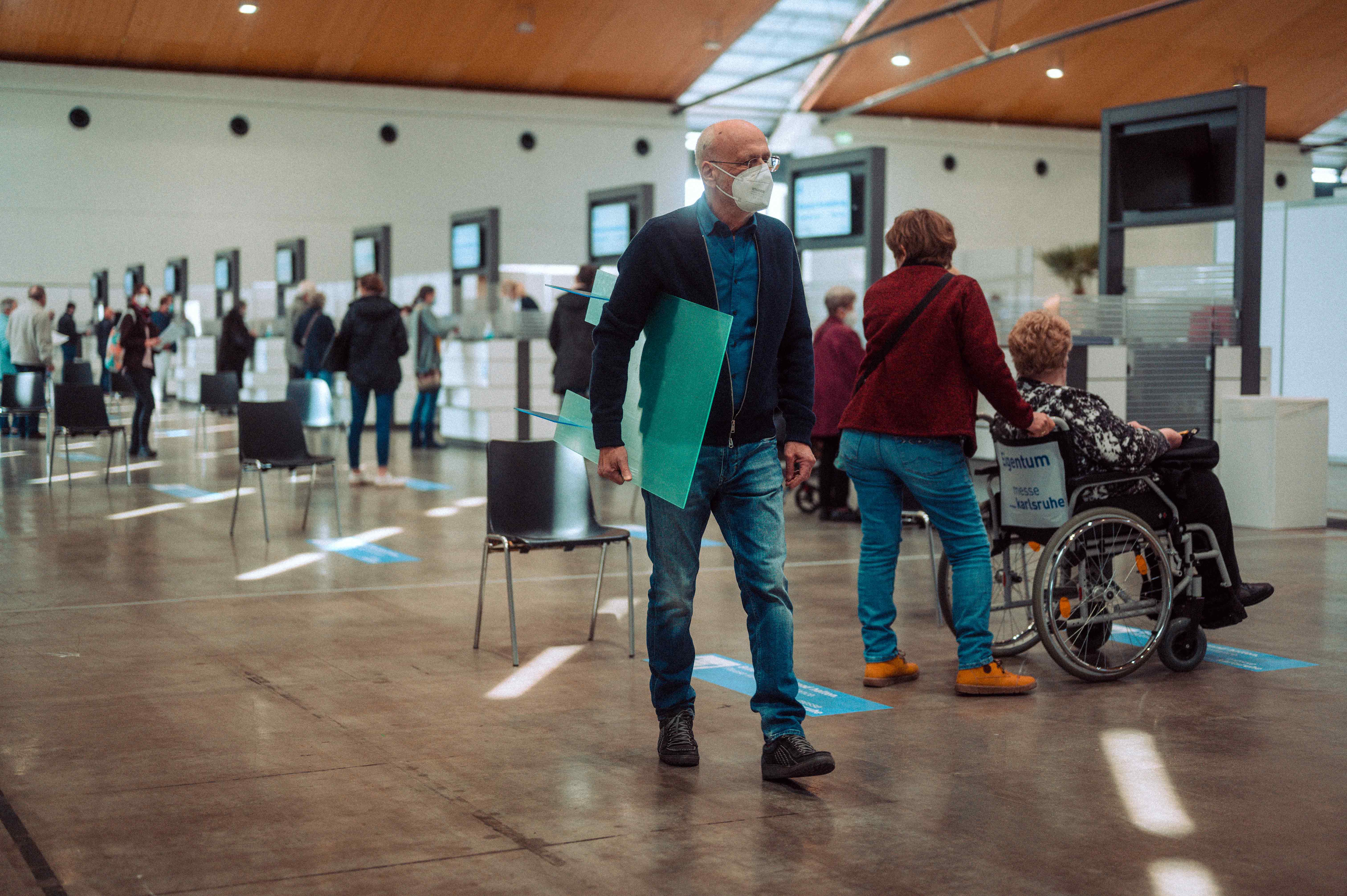 Impfwillige stehen in der Messe zum Impfen an. Messe Karlsruhe als Impfstandort