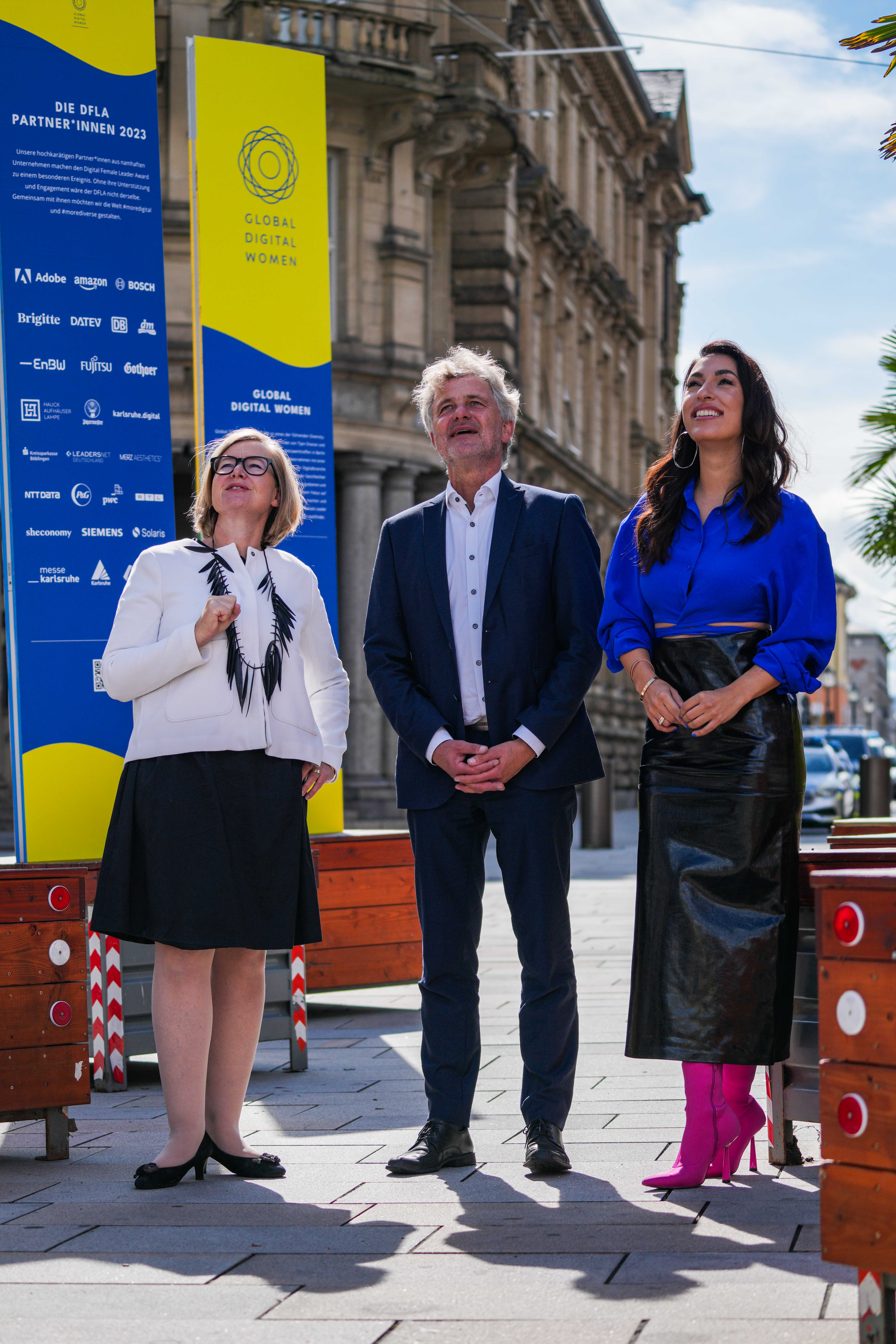 Britta Wirtz, Frank Mentrup und Jijen Onaran auf dem Karlsruher Marktplatz 