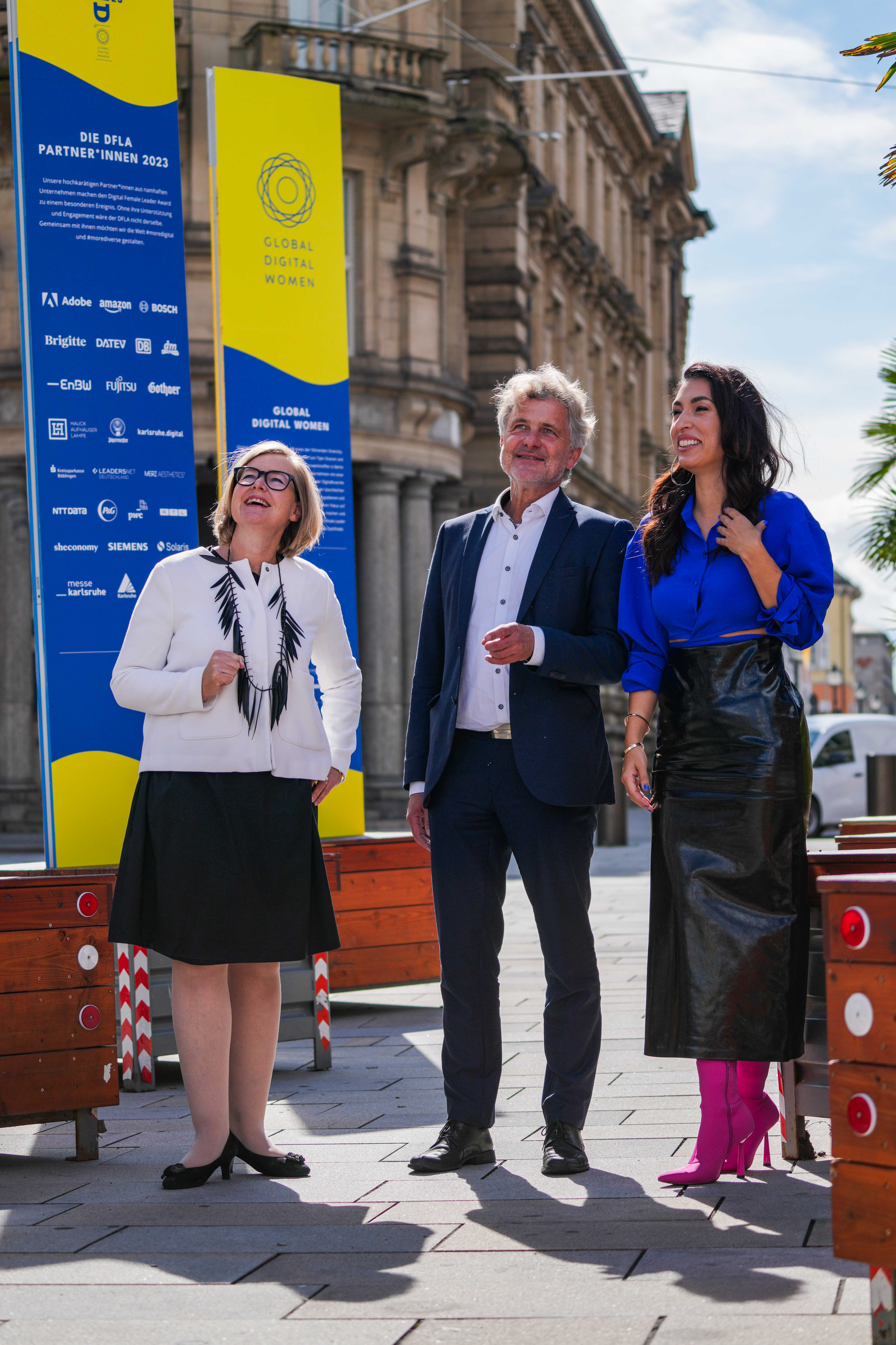 Birtta Wirtz, Frank Mentrup und Jijen Onaran auf dem Karlsruhe Marktplatz 