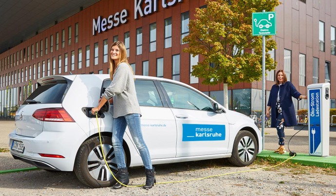 Ein Auto der Messe Karlsruhe wird an einer Ladestation aufgeladen 