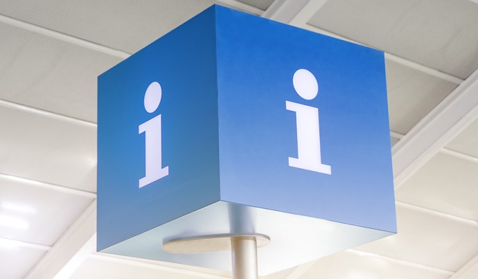 Ein Infosymbol ist auf einen blauen Würfel aufgedruckt 