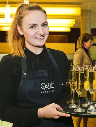 Portrait Mitarbeiterin im Service, Gauls Catering