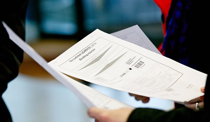 EIn MItarbeiter hält Pläne in der Hand 