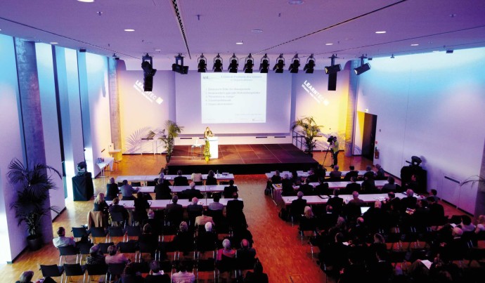 Podiumsdiskussion mit Stream aus dem Kleinen Saal 