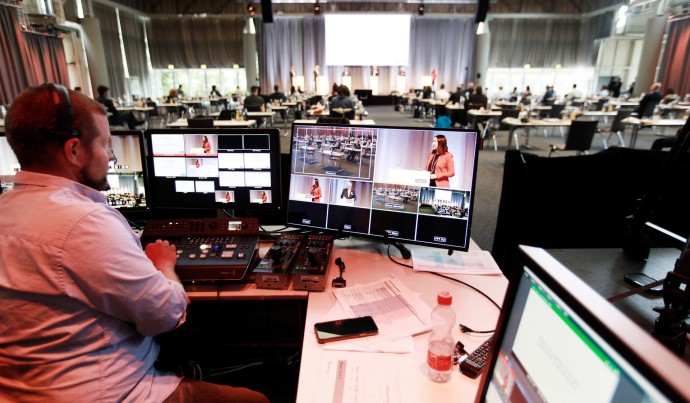 Ein Mitarbeiter der Messe arbeitet an einem Mischpult 