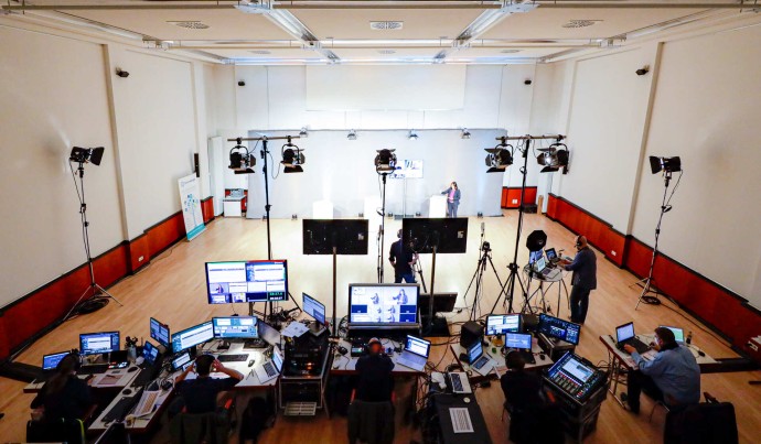 Blick auf das Set-up für eine Liveübertragung aus dem Kleinen Saal 