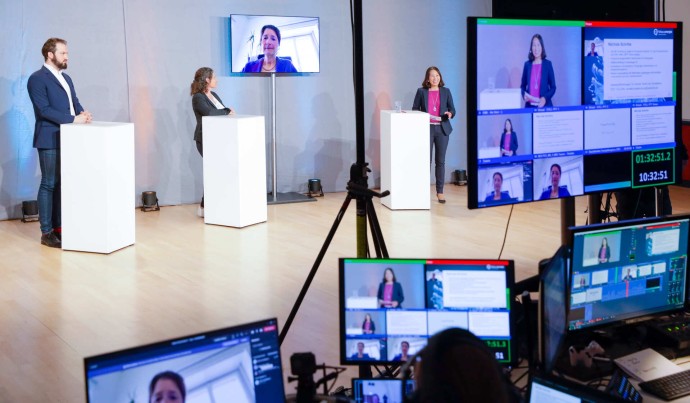 Eine Podiumsdkikussion wird live mitgefilmt 