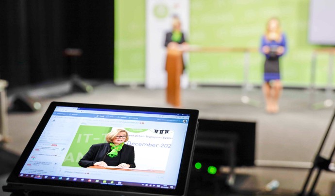 Eine Podiumsdiskussion wird live mitgefilmt 