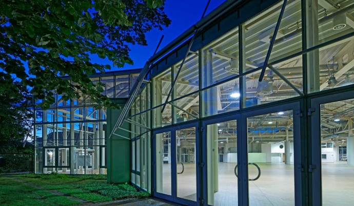 Gartenhalle at night