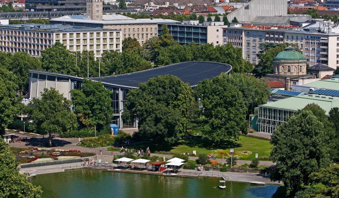 Luftaufnahme Stadtgarten mit Blick auf Schwarzwaldhalle und Gartenhalle