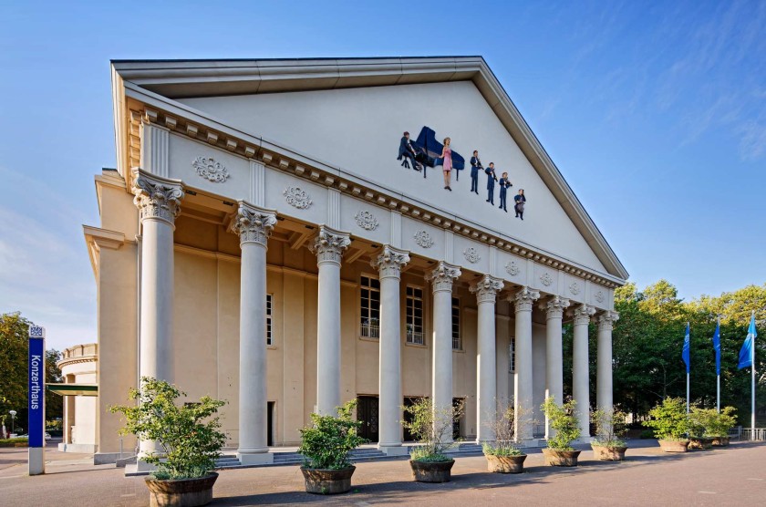 Frontalansicht des Konzerthauses in der Sonne 