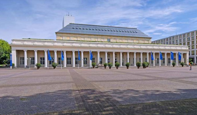 Weitwinkelaufnahme der Stadthalle Karlsruhe