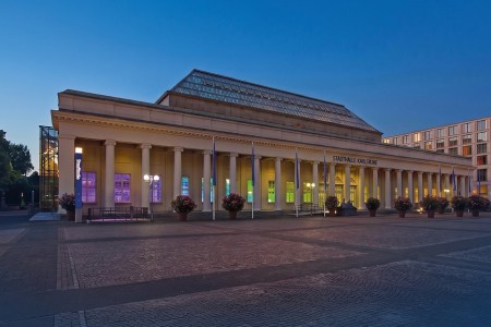 Beleuchtette Stadthalle von außen in der Dämmerung