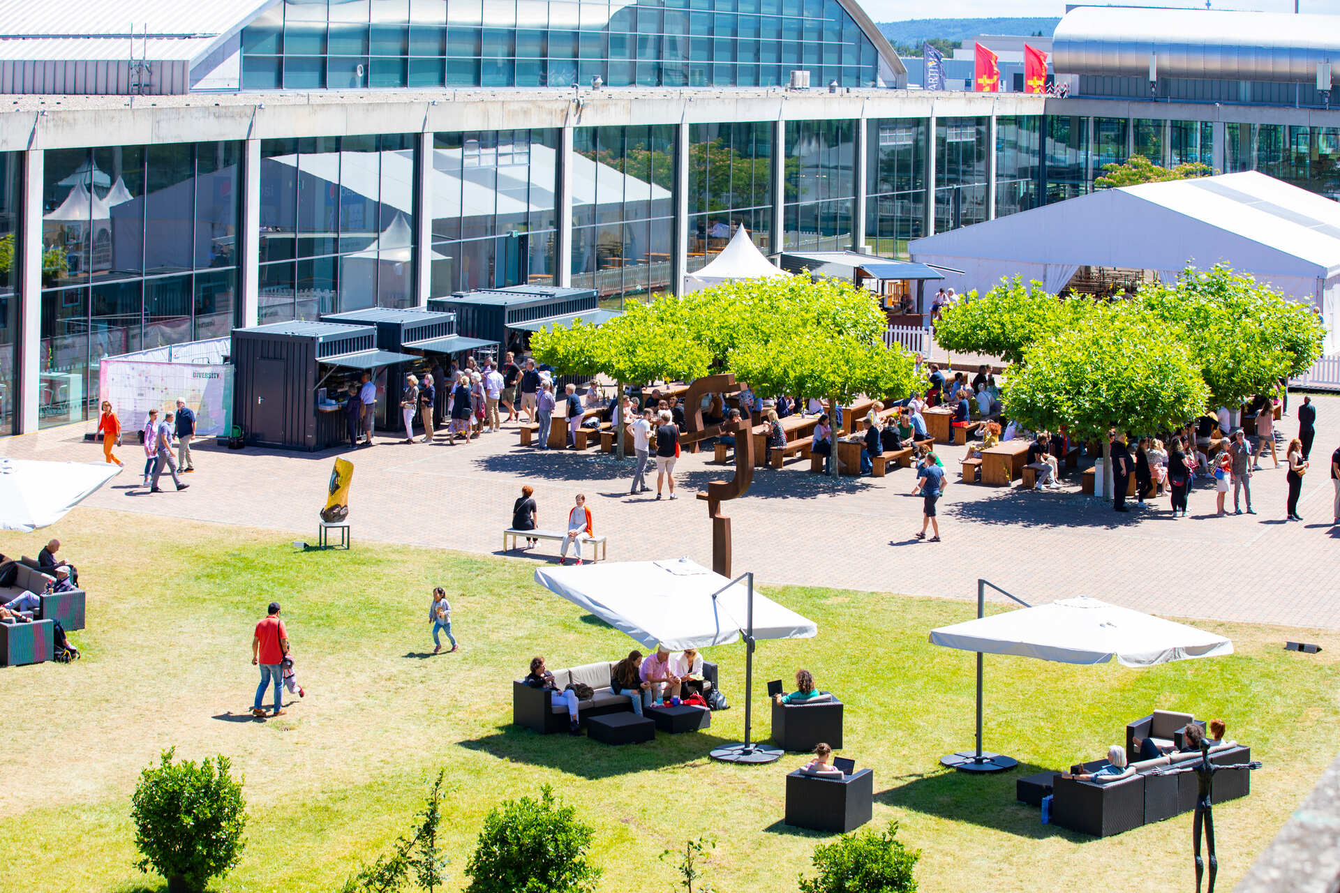 Zeltlösung und Biergarten im Atrium der Messe Karlsruhe