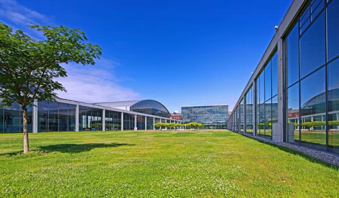 Atrium by day sunshine 