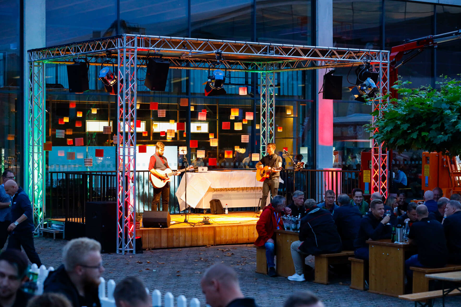 Bühne im Atrium am Abend mit Beleuchtung