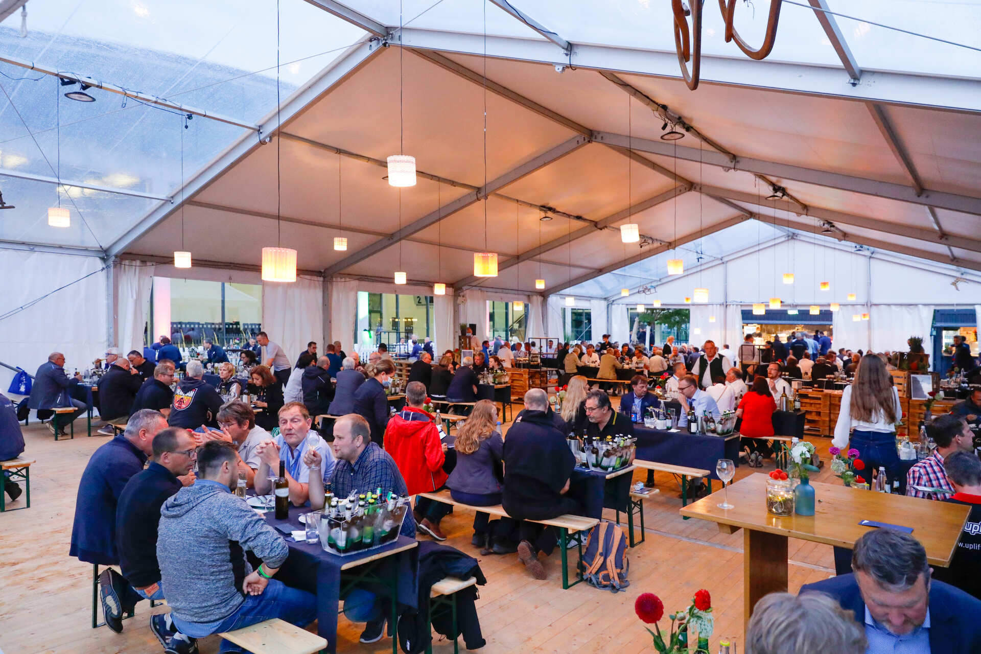 Zelt im Atrium während der Veranstaltung mit Gästen