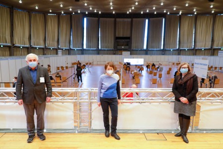 von links nach rechts: Dr. Andreas Ruf, Leiter des Impfzentrums, Bettina Lisbach, Bürgermeisterin, Britta Wirtz, Geschäftsführerin der Messe Karlsruhe