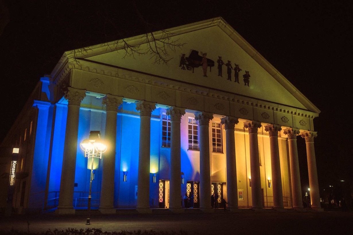Das Konzerthaus bunt erleuchtet von außen.