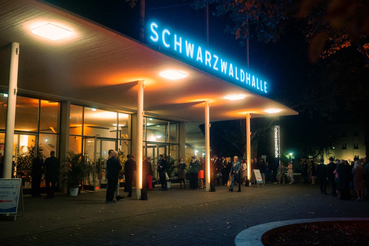 Die Schwarzwaldhalle am Abend von außen.