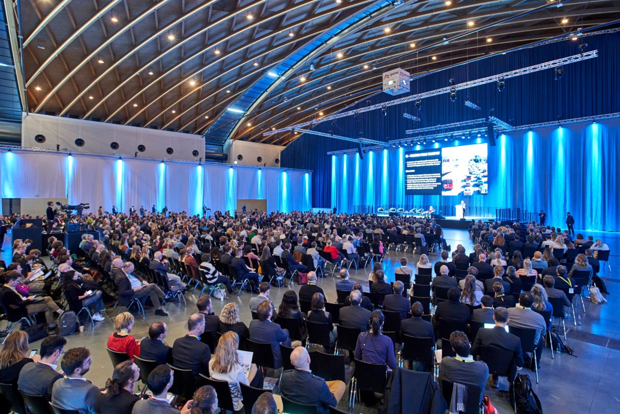 Volle Zuhörerränge auf der Messe Karlsruhe bei der 2024er Annual POLIS Conference 