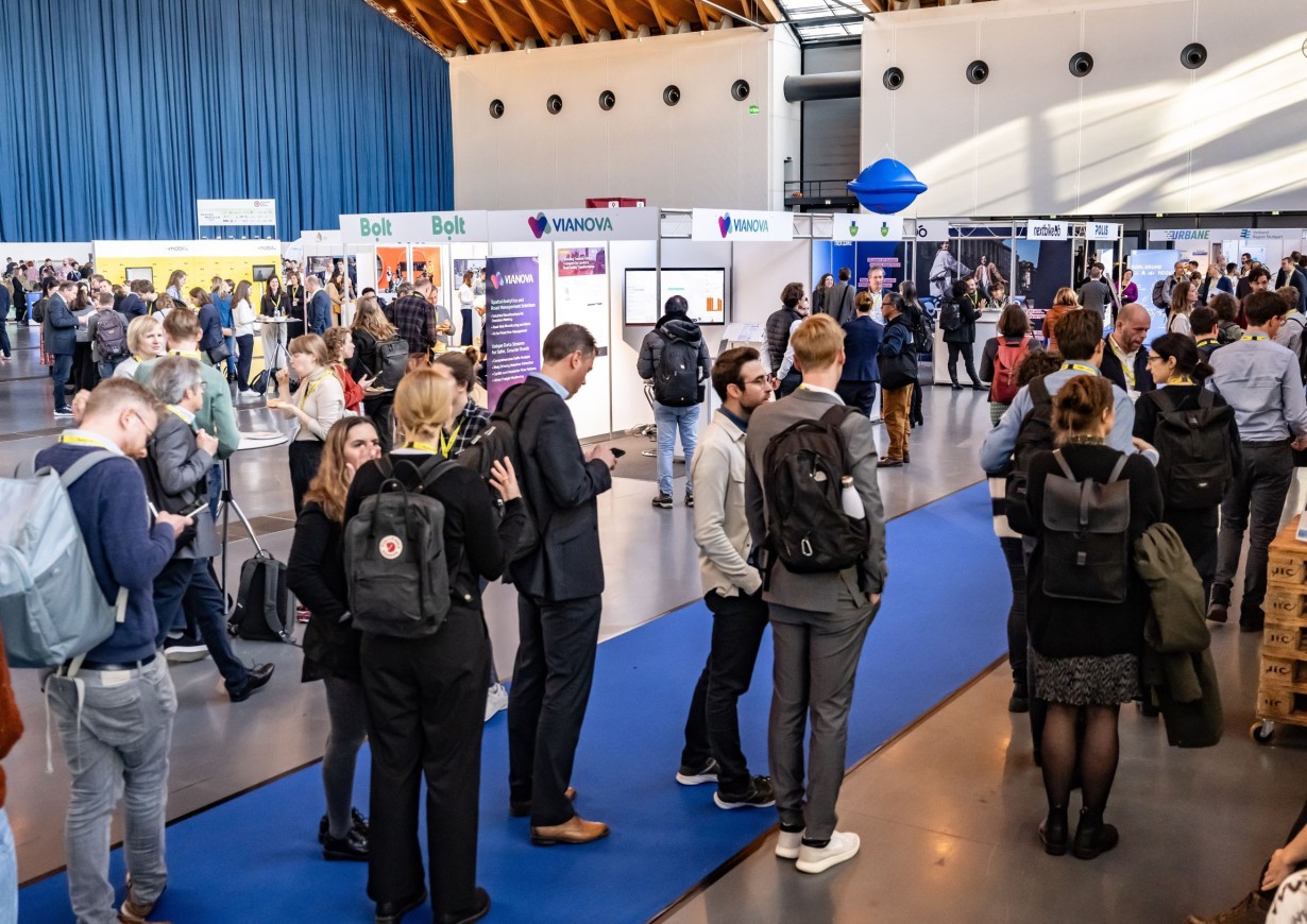 Die Teilnehmer der Conference informieren sich an verschiedenen Ständen in den Hallen der Messe Karlsruhe 