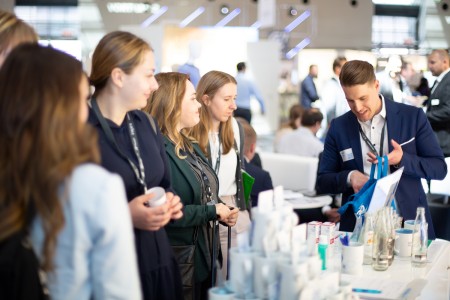 Fachbesuchende informieren sich an einem Ausstellerstand auf der LOUNGES 