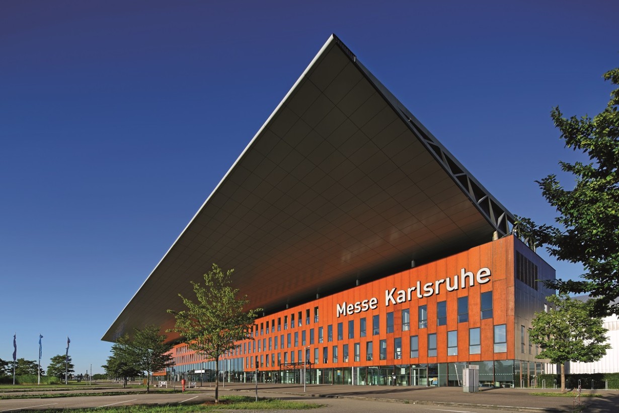 Frontansicht der Messe Karlsruhe in der Sonne 