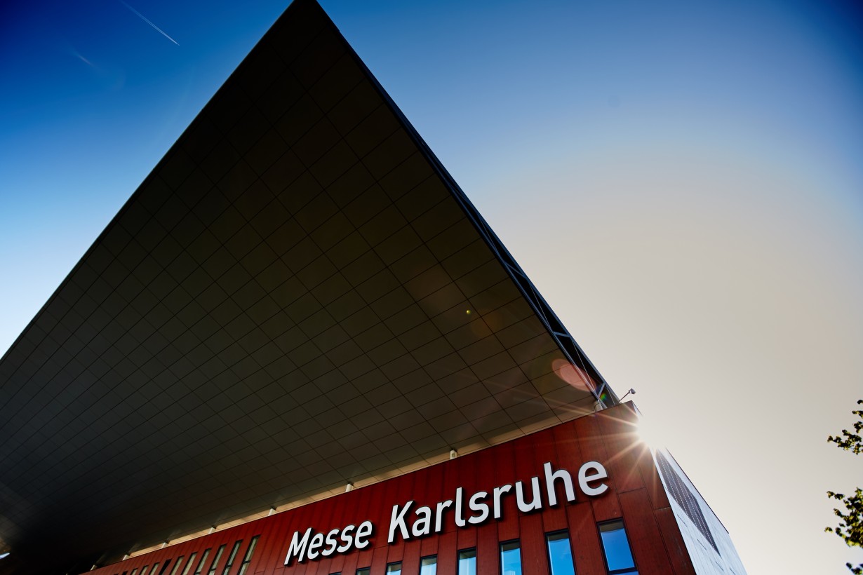 Nahaufnahme der Eingangsfront der Messe Karlsruhe 