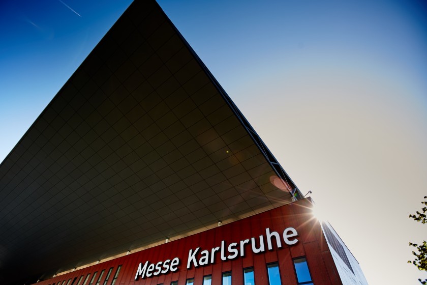 Nahaufnahme der Eingangsfront der Messe Karlsruhe 