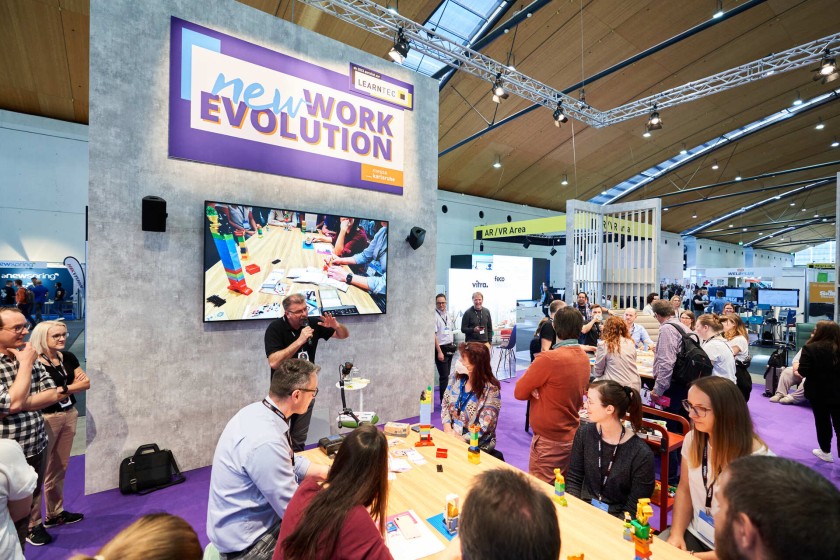 Experten lauschen einem Vortrag auf der New Work Evolution 