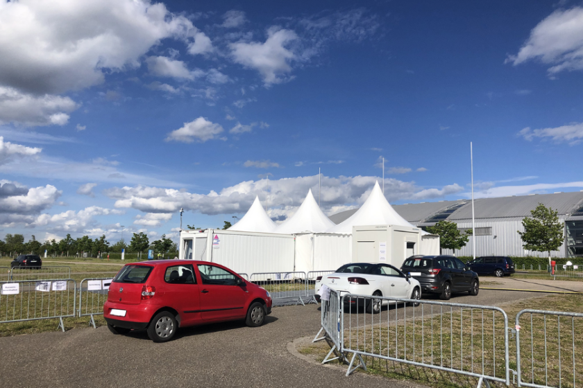 Autos stehen Schlange an einer Schnelltest Stadion auf dem Karlsruher Messegelände 